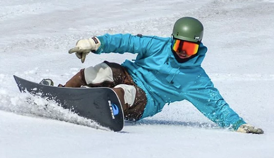 身穿藍色雪衣正在滑雪的男生