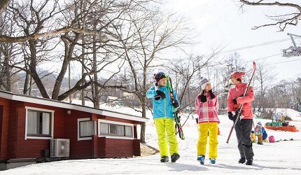 父母親帶小孩準備前往滑雪場