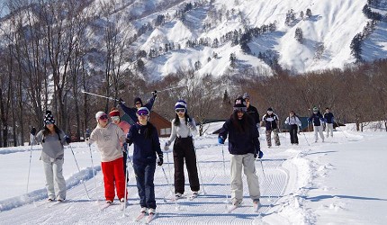 月山滑雪場的課程實況,一群初學正在學滑雪