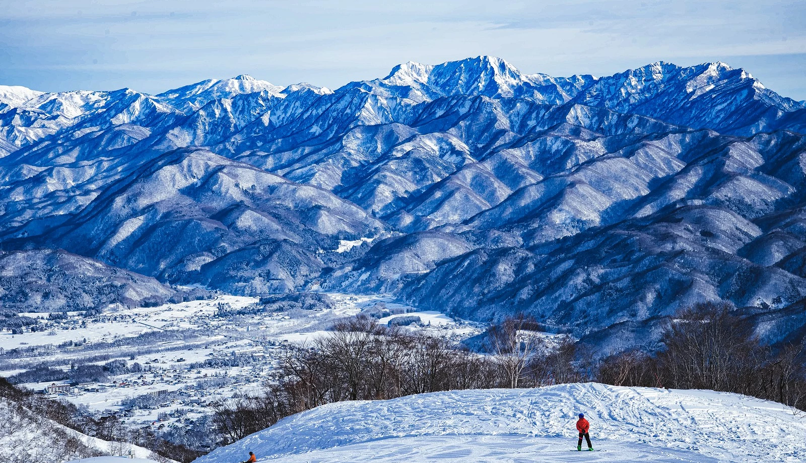 整片滑雪場及雪山