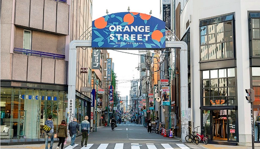 看到「Orange street」醒目的牌子就是堀江區域