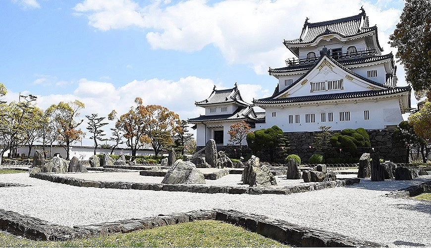 岸和田城天守閣與前方八陣之庭枯山水庭園全景