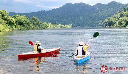 秋田3天2夜超療癒行程白神山地十二湖絕景青池打卡牽超萌秋田犬散步自由行必去景點推薦推介懶人包獨木船獨木舟體驗的背影