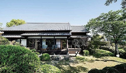 翠綠的日式庭園與旅館外觀