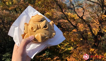 單手拿著天狗燒