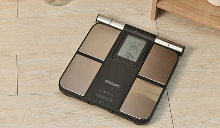 OMRON體脂計搭載多電極感測,可量測肌肉量與體脂率