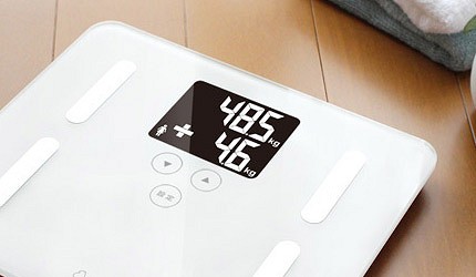 電子體脂計螢幕顯示體重與體脂率數據
