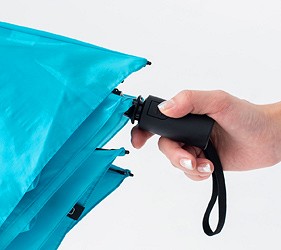 手部按壓雨傘按鈕收合,展示自動開收功能