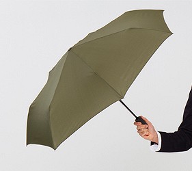 男性手持卡其色長柄雨傘,展示簡約商務款外觀