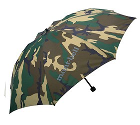 迷彩圖案摺疊雨傘展開,展示戶外風格設計
