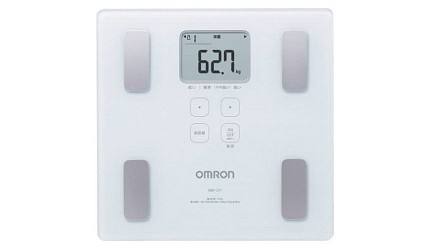 OMRON體脂計白色平面款外觀,中央顯示體重數值與四角電極設計