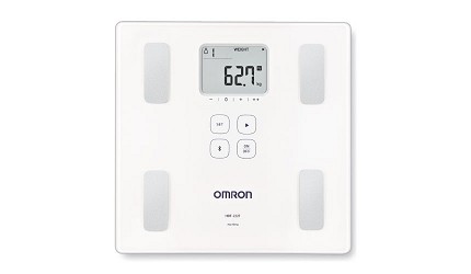 OMRON HBF-222T體脂計白色外觀,中央螢幕顯示體重數值與按鍵操作區