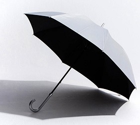 銀色長柄雨傘傾斜擺放,展示輕量設計與簡約外型