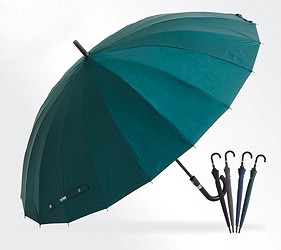 深綠色長柄雨傘展開,旁邊放置多把同款雨傘展示款式