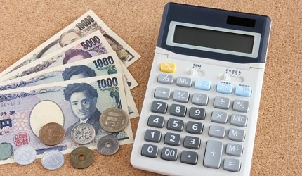 在計算水費的計算機及日圓現金