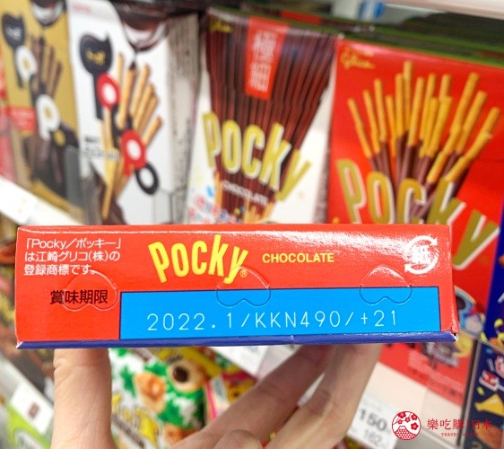 日本便利商店架上巧克力零食包裝標示賞味期限