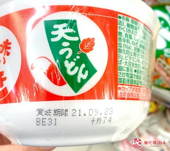 日本便利商店架上泡麵標示賞味期限