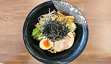 油そば有溏心蛋、海苔、叉燒等配料
