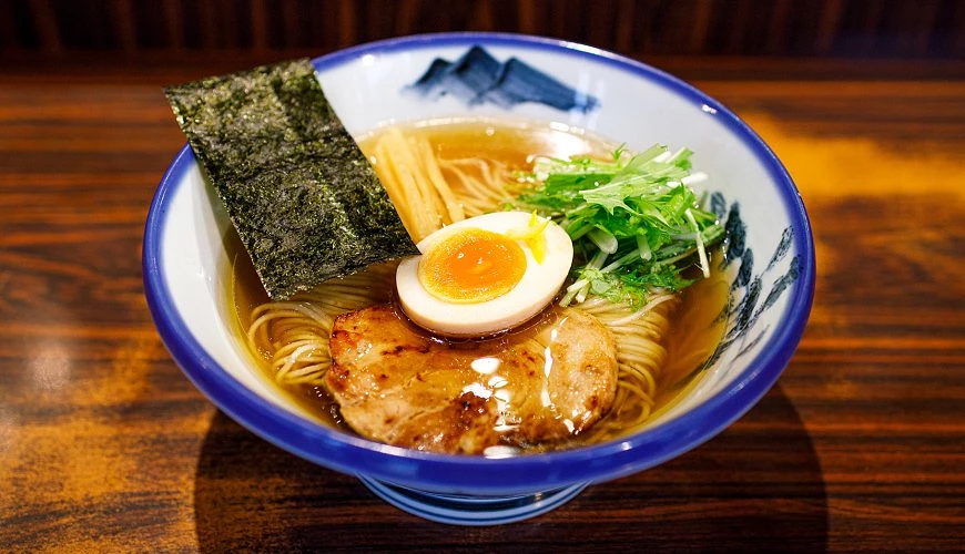 有叉燒肉、溏心蛋、蔥花的柚子鹽拉麵