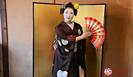 在茶屋表演、招待客人的舞妓