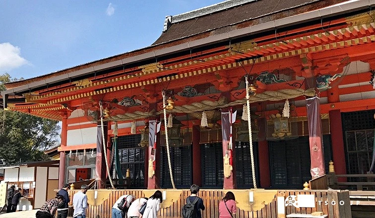 八坂神社的本殿前有遊客參拜