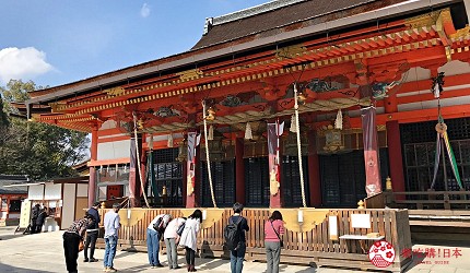 八坂神社的本殿前有遊客參拜
