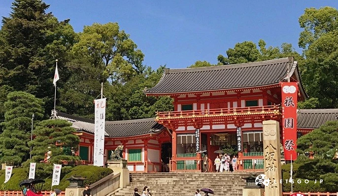 八坂神社西樓門,前方有數名觀光客。