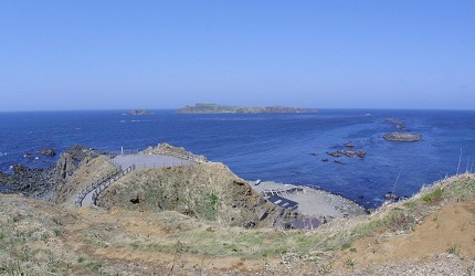 海岸懸崖上修築步道,遠方可見小島與藍色海面