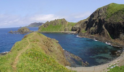 綠色山崖環繞的海灣,水面清澈呈藍綠色