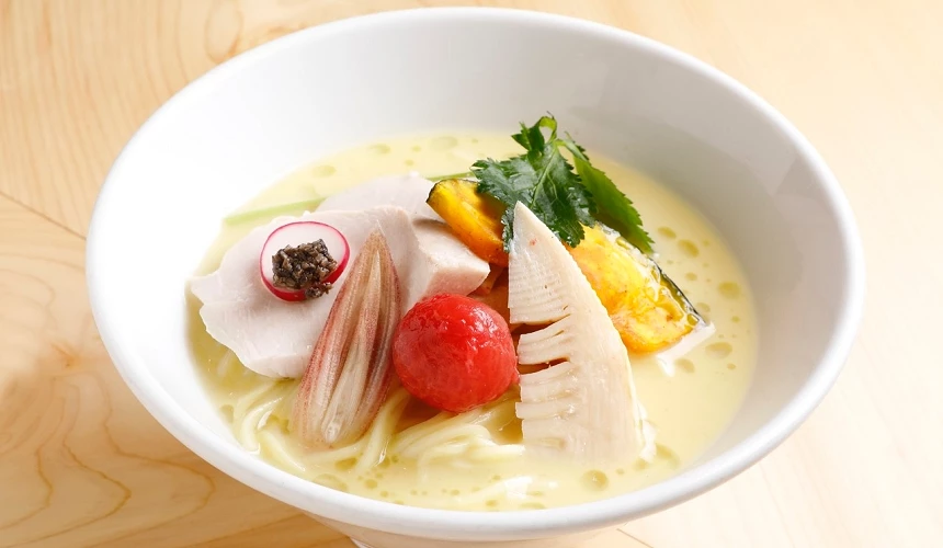 小番茄、南瓜、洋蔥等配料的雞湯拉麵
