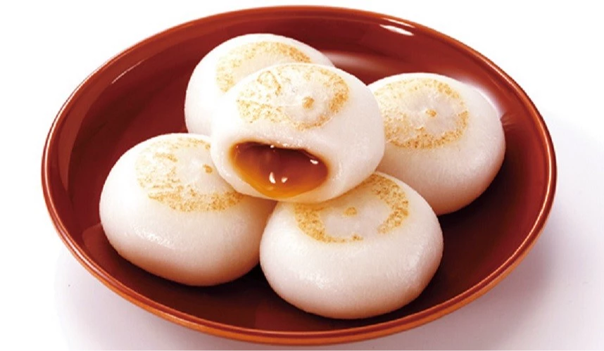 千鳥屋宗家的經典和菓子「みたらし小餅」,糯米團子包裹香甜醬汁,外皮柔軟Q彈,擺放於紅色小碗中