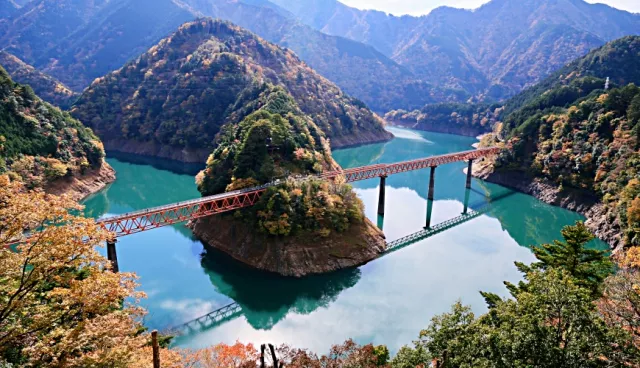 日本最美湖上車站！推薦靜岡「大井川鐵道」秘境一日遊：峽谷吊橋、足湯咖啡店一次滿足！
