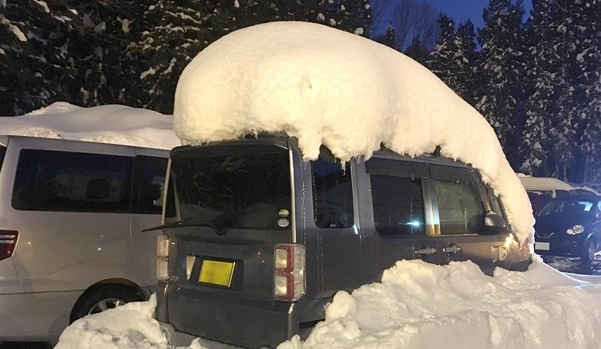 冬天裡車頂積雪的汽車