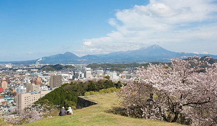 山陽山陰鳥取自由行春天賞櫻人氣景點米子湊山公園米子城跡天守閣遺跡展望台俯瞰櫻花園地與遠方大山