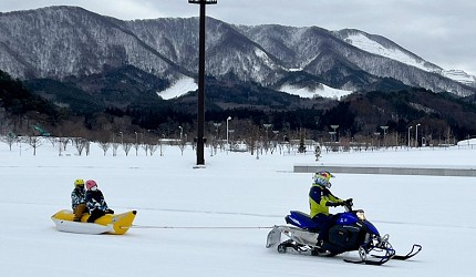 雪上運動公園青森香蕉船在雪地滑行