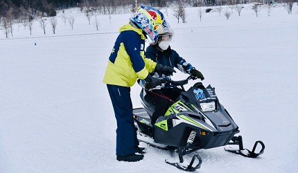 雪上運動公園青森體驗雪上摩托車,職員指導駕駛