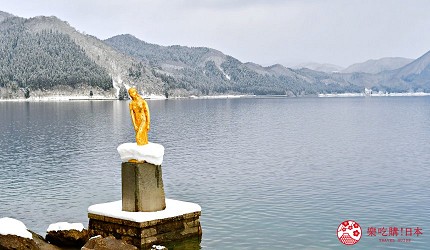 田澤湖湖畔冬景與藍色湖面