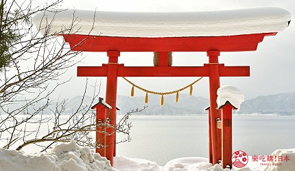 田澤湖辰子像金色雕像與湖景合影視角