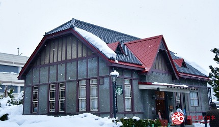 弘前公園前的星巴克復古建築雪景