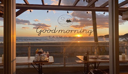 面對大海的咖啡廳坐位可以欣賞到夕陽美景