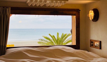 上鋪的床邊躺著就能夠欣賞到海景