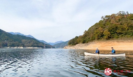 在早明浦湖上泛舟