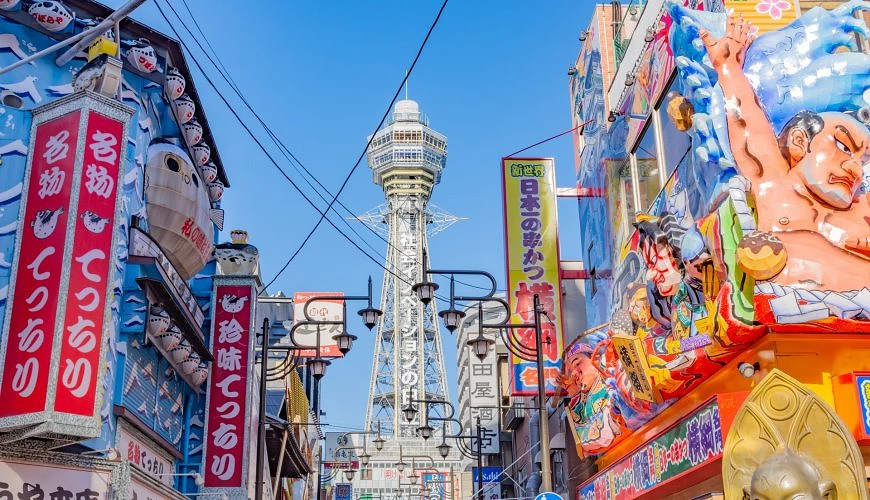 大阪新世界商店街與通天閣地標,街道兩側佈滿彩色招牌與餐廳裝飾,是大阪代表性觀光景點
