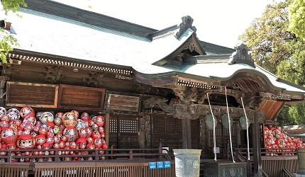 少林山達磨寺前擺放許多達摩展示