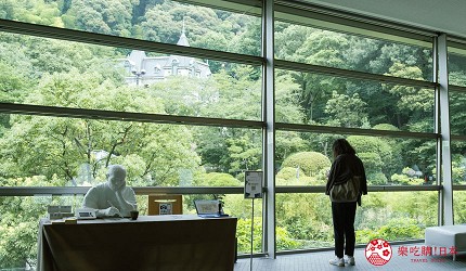 愛媛縣松山市坂上之雲博物館從窗戶可以看見一旁的「萬翠莊」