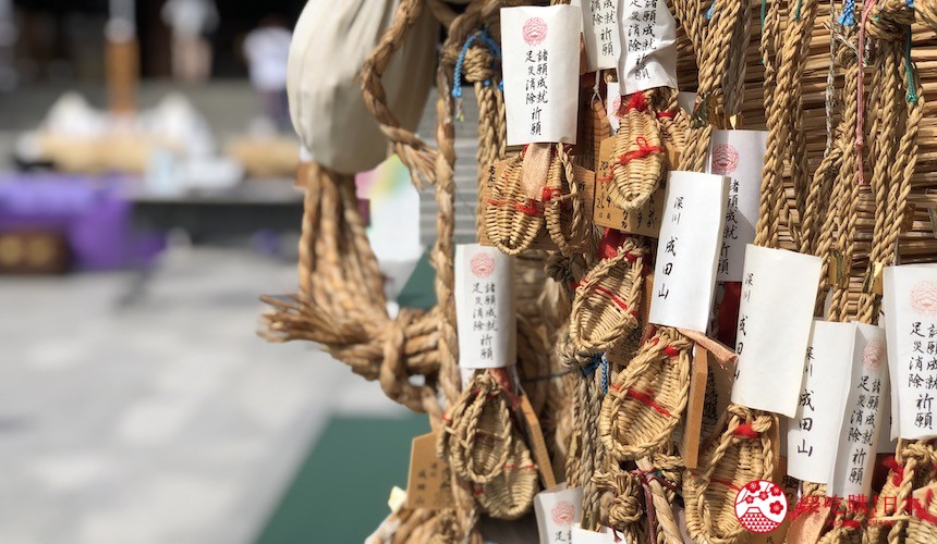 日本東京清澄白河附近的深川必去景點深川不動堂的草鞋形狀御守
