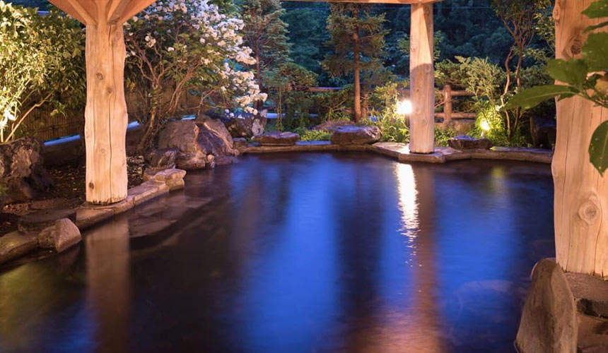 夜晚露天溫泉
