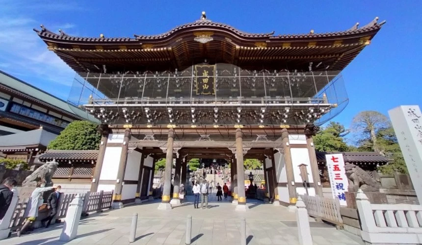 成田山新勝寺的大門前景,遊客走向寺院參拜。