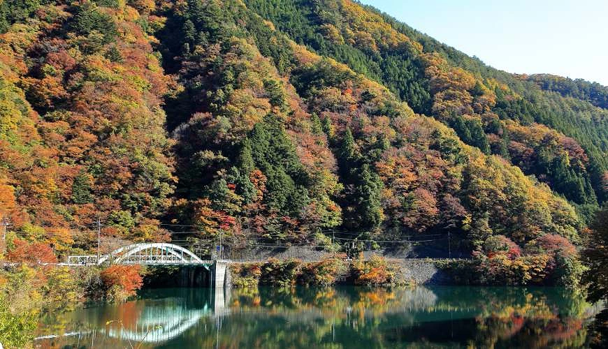 秋天紅葉時期的奧多摩湖畔