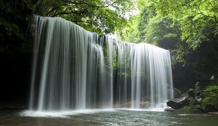 綠意盎然鍋瀑布大景